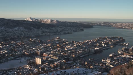 Sunrise-time-lapse-over-Bergen-city-with-traffic-at-first-morning-lights,-view-from-mountain-Fløyen
