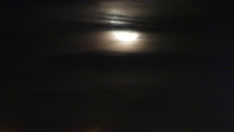 Mond-Des-Letzten-Viertels---Heller-Mond,-Der-Sich-Nachts-Hinter-Dunklen-Wolken-Bewegt
