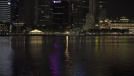 Blick-Auf-Die-Skyline-Von-Singapur-über-Die-Marina-Bay-Bei-Nacht-Mit-Wunderschönem-Himmel-Entlang-Des-Flusses