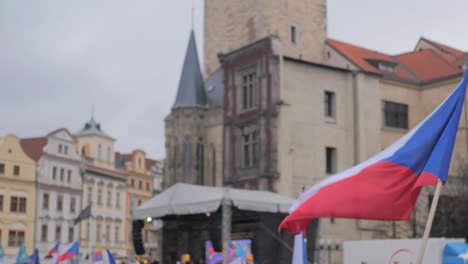 Tschechische-Flagge-Weht-Auf-Protest-In-Der-Prager-Altstadt,-Zeitlupe