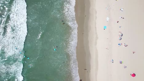 Birdseye-Sonniger-Goldener-Sandstrand-Luftaufnahme-über-Dem-Schimmernden-Türkisgrünen-Pazifischen-Ozean
