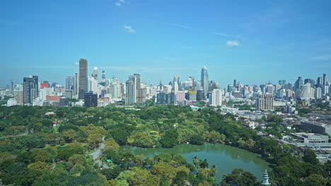 Vista-Aérea-Del-Panorama-Del-Paisaje-Urbano-De-Bangkok-Tailandia-En-Un-Día-Soleado,-Rascacielos-Y-Oasis-Del-Parque,-Fotograma-Completo