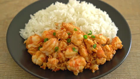 stir-fried-shrimps-with-garlic-and-shrimps-paste-with-rice