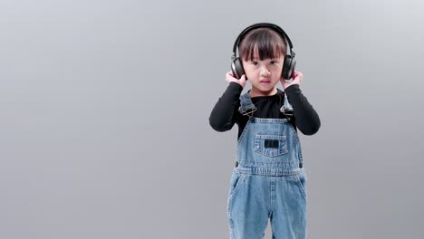 Süße-Asiatische-Mädchen-Mit-Kopfhörern-Hören-Gerne-Musik-Und-Tanzen-Fröhlich-Im-Studio