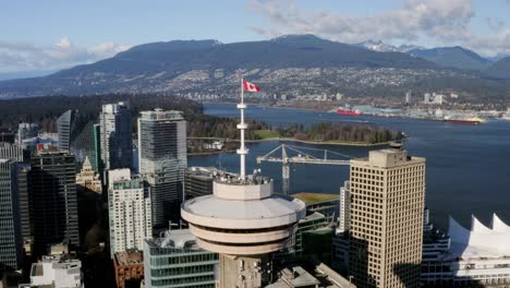 Kanadische-Flagge-Weht-Im-Wind-Am-Aussichtspunkt-Von-Vancouver-Im-Hafenzentrum-In-Der-Innenstadt-Von-Vancouver,-BC,-Kanada
