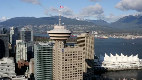 Fliegen-In-Richtung-Vancouver-Lookout-Am-Hafenzentrum-Mit-Canada-Place-Im-Hintergrund-In-Vancouver,-Kanada