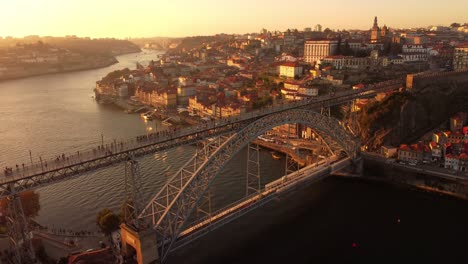 Majestic-metal-bridge-of-Dom-Luis-I-in-Porto-city,-Portugal