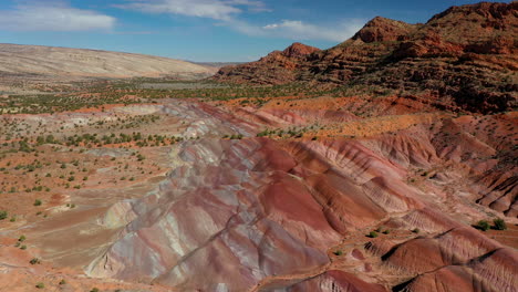 Sich-Langsam-Bewegende-Luftaufnahme-über-Der-Landschaft-Der-Zinnoberroten-Klippen-Im-Nördlichen-Arizona-Und-Im-Südlichen-Utah