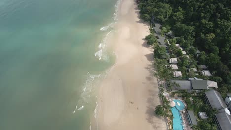 Vista-Aérea-De-La-Ubicación-Turística-De-La-Playa-Con-Resorts-Y-Playa-En-Tailandia