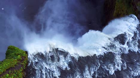 Blick-Von-Oben-Auf-Den-Berühmten-Skogafoss-Wasserfall-In-Island---Drohnenaufnahme-Aus-Der-Luft