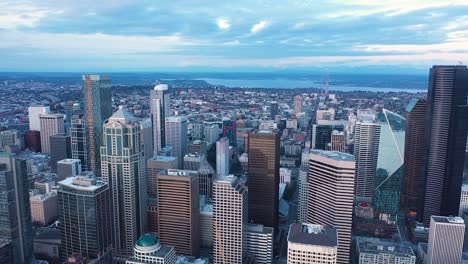 Weite-Luftaufnahme-Der-Gebäude-In-Der-Innenstadt-Von-Seattle-Mit-Lake-Washington-In-Der-Ferne