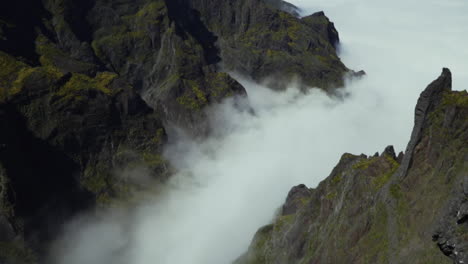 Hochschwenken-Auf-Tief-Liegende-Wolken,-Die-Den-Talboden-In-Der-Bergkette-Füllen