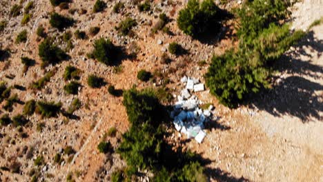 Draufsicht-Auf-Nadelbäume-Auf-Berghügeln,-Zeigt-Insel-Und-Meereslandschaft-An-Einem-Sonnigen-Tag-In-Asos,-Griechenland