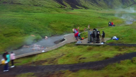 Vuela-Rápido-Sobre-La-Gente-En-Un-Baño-Natural-En-Las-Aguas-Termales-De-Reykjadalur-Cerca-De-Hveragerdi,-Islandia