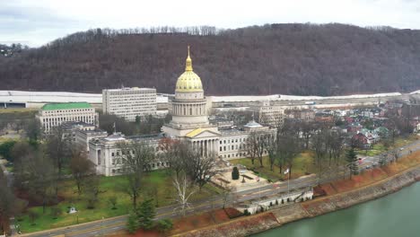 West-Virginia-State-Capitol-In-Charleston-Mit-Drohnenvideo,-Das-Sich-Nach-Unten-Bewegt
