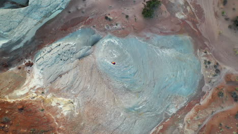 Rotierende-Luftaufnahme-über-Der-Landschaft-Der-Zinnoberroten-Klippen-Im-Norden-Arizonas-Und-Im-Südlichen-Utahs
