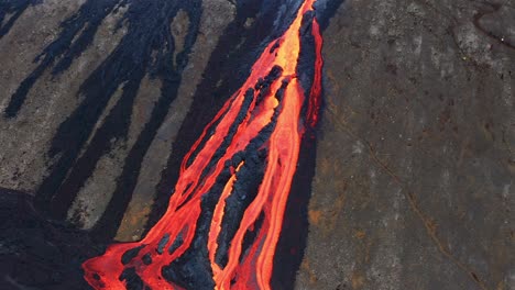 Flujo-De-Lava-Al-Rojo-Vivo-Del-Volcán-Fagradalsfjall-En-Islandia---Toma-Aérea-De-Drones