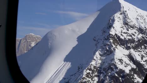 Fliegen-Sehr-Nah-An-Bergen-Mit-Schneebedeckten-Gipfeln-In-Alaska