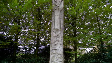 Steindenkmal-Mit-Geschnitzten-Tieren-Und-Grünen-Bäumen-Im-Hintergrund-An-Der-Thulsfelder-Talsperre,-Deutschland