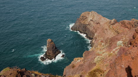 Steile-Klippen-Auf-Der-Vulkanischen-Halbinsel-Ponta-De-Sao-Lourenco,-Madeira,-Portugal---Antenne-Statisch
