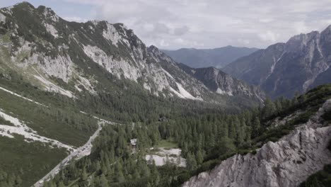 Drohnenvideo-Mit-Anschaulicher-Frontalaufnahme-über-Den-Vrsc-Pass-In-Slowenien-Mit-Bergen-Am-Horizont
