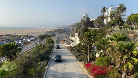 Ocean-Drive-Blick-Auf-Verkehrsautos-In-Santa-Monica,-Kalifornien