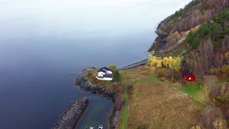 Vista-De-Pájaro-De-La-Cabaña-Con-Un-Pequeño-Muelle-Y-Aguas-Tranquilas-En-Noruega