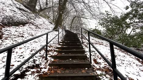 Nevando-Afuera-En-Las-Escaleras-En-El-Parque