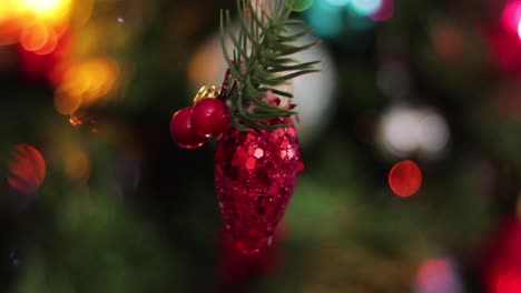 Weihnachten-Rote-Glaskolben-Ornamente-Hängen.-Bokeh-Hintergrund