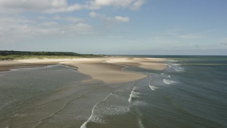 Lange-Luftaufnahme-Von-Wellen,-Die-An-Einem-Schönen-Sonnigen-Morgen-Den-Strand-Im-Oranjezon-naturschutzgebiet-In-Zeeland,-Niederlande,-Treffen