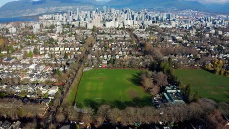 Luftaufnahme-Des-Douglas-Parks-Und-Des-Baseballfeldes-Mit-Der-Innenstadt-Von-Vancouver-In-Der-Ferne,-Gesehen-Vom-Bc-Children&#39;s-Hospital