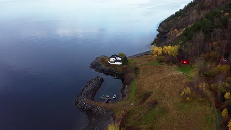 Luftaufnahme-Einer-Typischen-Landschaft-Mit-Haus-Am-Ufer-Eines-Fjords-In-Norwegen