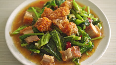 Gebratenes-Grünkohlgemüse-Mit-Knusprigem-Schweinefleisch---Asiatische-Küche