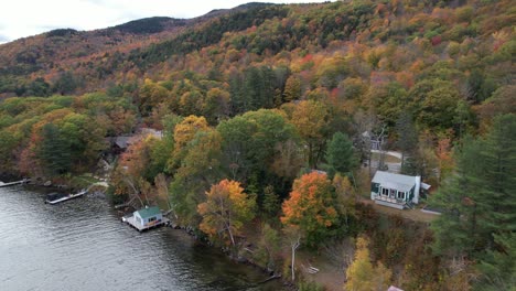 Luftbild-Der-Malerischen-Küste-Des-Lake-Sunapee,-Farbenfrohe-Herbstlandschaft,-Waldhäuser-Am-Seeufer-Und-Landstraße,-New-Hampshire,-USA,-Drohnenaufnahme