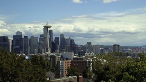 Schöne-Aufnahme-Nach-Oben,-Die-Die-Atemberaubende-Stadt-Seattle-Aus-Dem-Kerry-Park-Mit-Der-Berühmten-Space-Needle,-Wolkenkratzern-Und-Von-Bäumen-Umgebenen-Wohnhäusern-An-Einem-Sommertag-In-Washington-Zeigt
