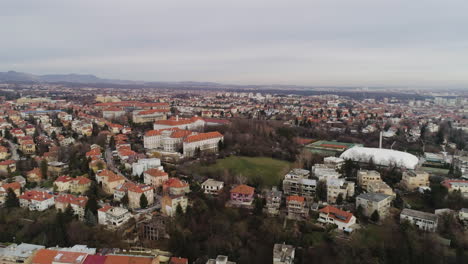 Historische-Alte-Gebäude-Am-Hang-Von-Zagreb,-Kroatien,-Luftbahnaufnahme
