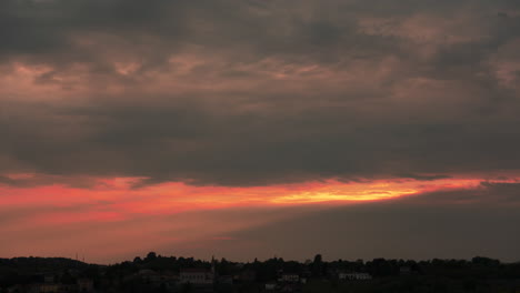 Zeitraffer-Von-Wolken-Bei-Sonnenuntergang