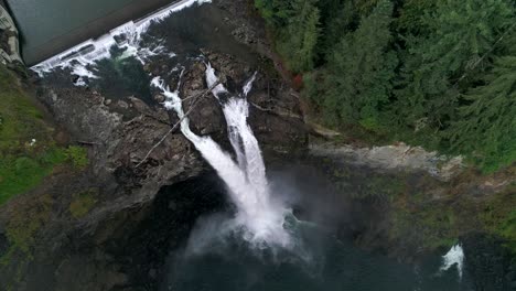 Overhead-Antenne-Von-Snoqualmie-Falls-Sprudelndes-Gletscherwasser
