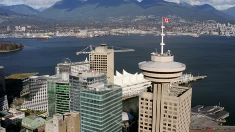 Harbour-Center-Wolkenkratzer-In-Der-Nähe-Von-Canada-Place-Mit-Vancouver-Harbour-In-Vancouver,-Filmische-Drohnenneigung-Nach-Oben-Enthüllen