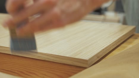 Brushing-lacquer-on-oak-veneer-plywood-CLOSE-UP