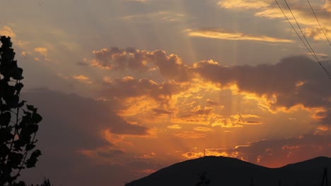 Dramatischer-Sonnenuntergang-über-Bergsilhouetten-Im-Sewansee,-Armenien
