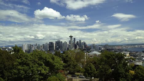 Schöne-Aufnahme-Nach-Oben,-Die-Die-Atemberaubende-Stadt-Seattle-Aus-Dem-Kerry-Park-Mit-Der-Berühmten-Space-Needle,-Wolkenkratzern-Und-Von-Bäumen-Umgebenen-Wohnhäusern-An-Einem-Sommertag-In-Washington-Zeigt