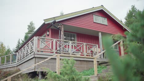 Holzhütte,-Umgeben-Von-Grünen-Bäumen-Auf-Dem-Land-Von-Norwegen