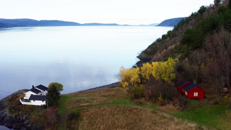 Ruhige-Gewässer-Des-Fjords-Mit-Ländlichen-Häusern-Und-Wald-Mit-Herbstfarben-In-Norwegen