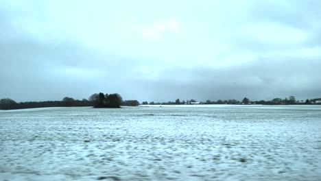 Durch-Schneeweiße-Felder-Fahren