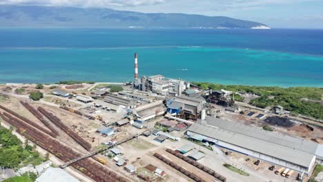 Industrieanlage-Zur-Verarbeitung-Von-Zuckerrohr-An-Der-Karibischen-Küste
