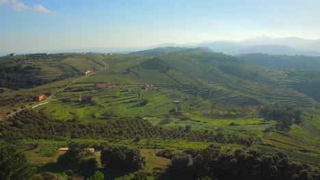 Vista-Panorámica-De-Las-Llanuras-Y-Montañas-Verdes-En-Una-Mañana-Soleada-Cerca-De-La-Ciudad-De-Culla,-Provincia-De-Castellon,-España