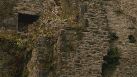 Detalle-Del-Castillo-Medieval-De-Blarney-En-Cork,-Irlanda---Tiro-Inclinado-Hacia-Arriba