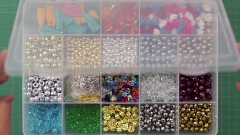 Cuentas,-Piedras-Y-Joyas-Organizadas-En-Una-Caja-De-Plástico