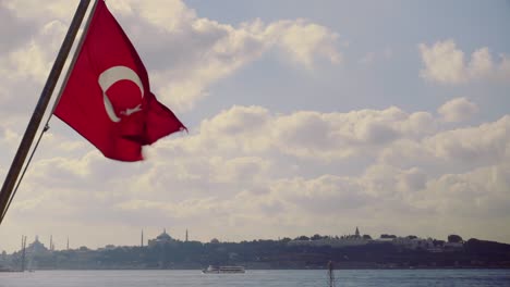 Die-Türkische-Flagge-Weht-Im-Wind